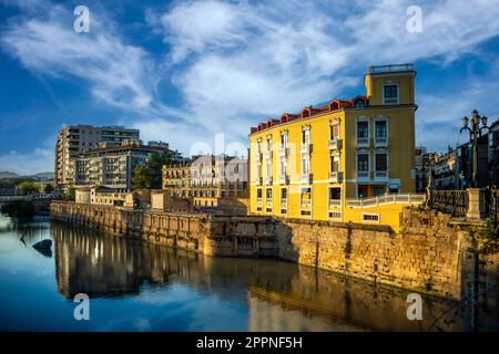 Stadtbild von Murcia, Spanien, entlang des Segura-Flusses zwischen den Brücken Viejo und Los Peligros mit einer Sardine als Brunnen im Flusswasser Stockfoto