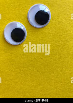 Gänsehaut isoliert auf gelbem Hintergrund mit Kopierbereich Stockfoto