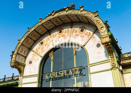 Schmiedeeiserne und vergoldete Jugendstilfassade der U-Bahn-Station Karlsplatz in Wien Stockfoto