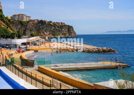 Strand von Camp Bay auf der westlichen Seite der Halbinsel Gibraltar mit Blick auf die marokkanischen Berge in der Ferne Stockfoto