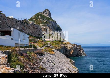 Sir Herbert Miles Road entlang dem Ufer des Mittelmeers auf der Ostseite des Felsens von Gibraltar im Süden Spaniens Stockfoto