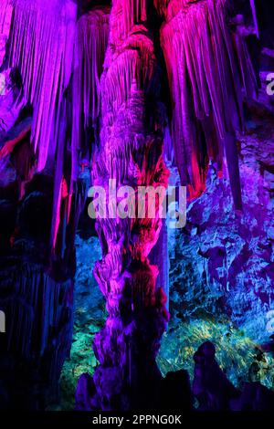 Farbige Lichter in der Höhle des Heiligen Michaels auf dem Felsen von Gibraltar in Südspanien Stockfoto