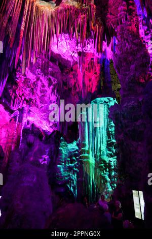 Farbige Lichter in der Höhle des Heiligen Michaels auf dem Felsen von Gibraltar in Südspanien Stockfoto