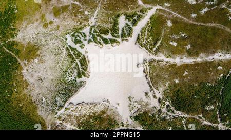 Pisten, Sanddünen im Sommer in Irland, Draufsicht. Wunderschöne irische Hügel, Landschaft. Berühmte irische Küstendünen. Stockfoto