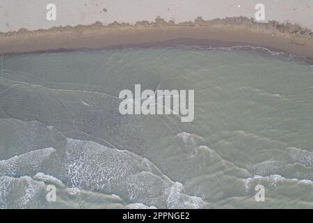 Flaches Wasser des Meeres am Sandstrand mit schlammigem Wasser in Karpen, Albanien, Europa Stockfoto