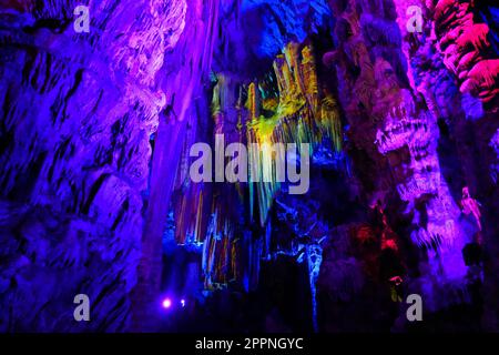 Farbige Lichter in der Höhle des Heiligen Michaels auf dem Felsen von Gibraltar in Südspanien Stockfoto