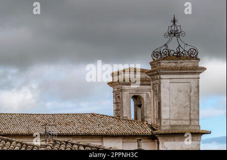 Die beiden Glockentürme des Seminario Barbarigo, Kirche San Bartolomeo in Montefiascone, Italien Stockfoto