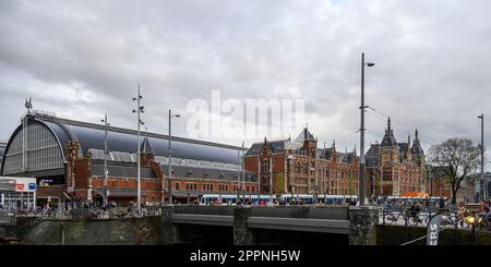 Amsterdamer Hauptbahnhof in Schwarz-Weiß Stockfoto