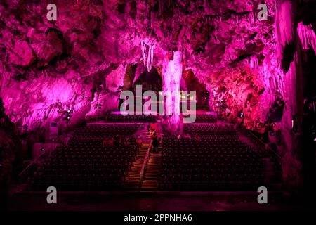 Farbige Lichter in der Höhle des Heiligen Michaels auf dem Felsen von Gibraltar in Südspanien Stockfoto