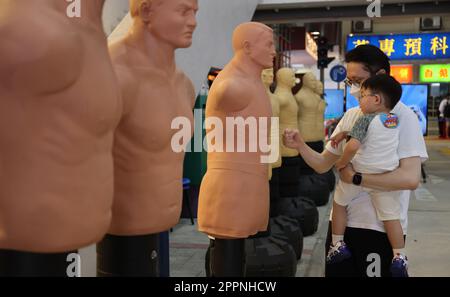 Ein Mann schlägt einen Boxer-Dummy während des Tages der offenen Tür des Hong Kong Police College in Wong Chuk Hang. 18APR23 SCMP / Edmond so Stockfoto