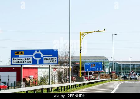 Eine Radarkamera an der Ausfahrt Junction 26 während Straßenarbeiten auf der Autobahn M8, Glasgow, Schottland, Großbritannien, Europa Stockfoto