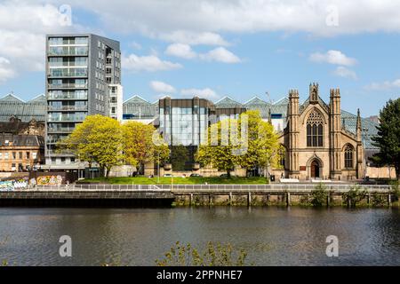 Blick über den Fluss Clyde in Richtung der römisch-katholischen Kathedrale von St. Andrew auf der Clyde Street, Glasgow, Schottland, Großbritannien, Europa Stockfoto