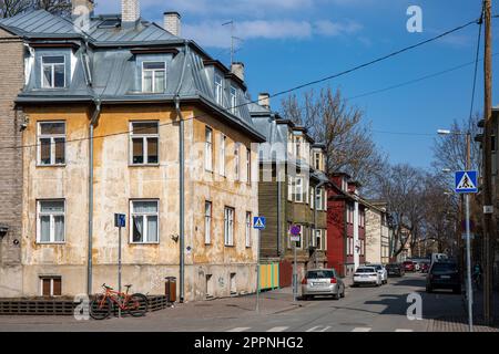 Blick auf die Valgevase-Straße im Wohnviertel Kalamaja in Tallinn, Estland Stockfoto