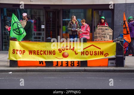 London, Großbritannien. 24. April 2023 Demonstranten außerhalb der Abteilung für Nivellierung, Wohnungsbau und Gemeinschaften am vierten und letzten Tag des Aussterbens Rebellion's Proteste in Westminster. Kredit: Vuk Valcic/Alamy Live News Stockfoto