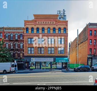 Schön gepflegtes Lofthaus, jetzt Apartments, über der medizinischen und sozialen Einrichtung auf Straßenebene in der Manhattan Avenue in Greenpoint, Brooklyn. Stockfoto