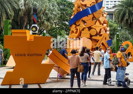 Der Weihnachtsbaum von Louis Vuitton feiert den 1. Jahrestag des Luxusmarkengeschäfts in der Ayala Mall, Manila, Philippinen Stockfoto