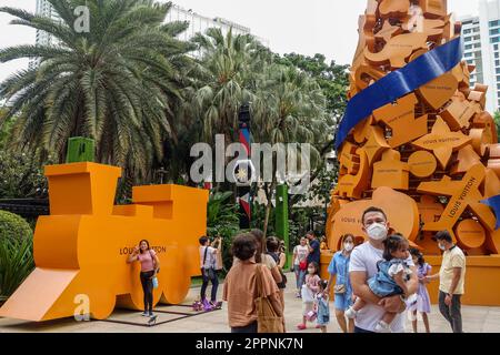 Der Weihnachtsbaum von Louis Vuitton feiert den 1. Jahrestag des Luxusmarkengeschäfts in der Ayala Mall, Manila, Philippinen Stockfoto