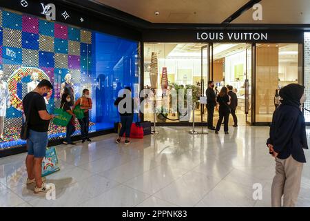 Louis Vuitton zum 1. Jahrestag des Luxusmarkengeschäfts in der Ayala Mall, Manila, Philippinen Stockfoto