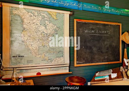 Im Little Red Schoolhouse im Baldwin County Bicentennial Park in Stockton, Alabama, erwartet euch eine Tafel. Stockfoto