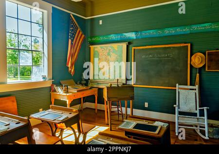 An einer Tafel werden die Schüler im Little Red Schoolhouse im Baldwin County Bicentennial Park in Stockton, Alabama, willkommen geheißen. Stockfoto