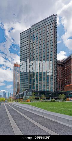 Das Bellslip, auch bekannt als One Bell Slip, ist ein luxuriöses Hochhaus aus Ziegelstein und Glas innerhalb der Greenpoint Landing Waterfront in Brooklyn. Stockfoto