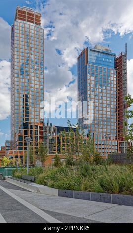 Waterview, ein von CetraRuddy entworfenes Wohngebäude mit zwei Türmen, steht kurz vor der Fertigstellung in Greenpoint und bietet Blick auf Newtown Creek und den East River. Stockfoto