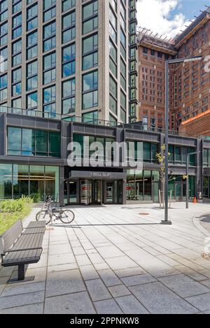 Das Bellslip, auch bekannt als One Bell Slip, ist ein luxuriöses Hochhaus aus Ziegelstein und Glas innerhalb der Greenpoint Landing Waterfront in Brooklyn. Stockfoto