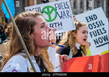 London, Großbritannien. 24. April 2023. Anti-Rosebank-Erdschützer - der Marsch, um fossile Brennstoffe zu beenden - Rebellion endet am letzten Tag des Großen Eins, vereint, um zu überleben, Action rund um den Parliament Square und Westminster. Kredit: Guy Bell/Alamy Live News Stockfoto