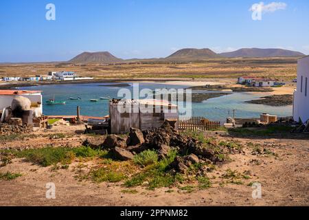 Kleines Fischerdorf Majanicho, isoliert im Norden von Fuerteventura auf den Kanarischen Inseln - verlassene Hütten, die um eine flache Bucht entlang der T gebaut wurden Stockfoto