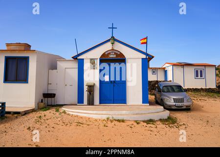 Kleine Kirche der Muttergottes der Kiefer („Nuestra Senora del Pino“) im kleinen Fischerdorf Majanicho, isoliert im Norden von Fuerteventura in t Stockfoto