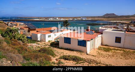 Kleines Fischerdorf Majanicho, isoliert im Norden von Fuerteventura auf den Kanarischen Inseln - verlassene Hütten, die um eine flache Bucht entlang der T gebaut wurden Stockfoto