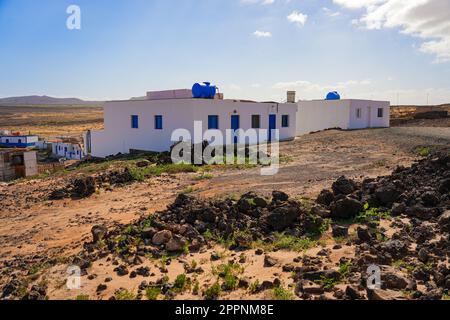 Kleines Fischerdorf Majanicho, isoliert im Norden von Fuerteventura auf den Kanarischen Inseln - verlassene Hütten, die um eine flache Bucht entlang der T gebaut wurden Stockfoto