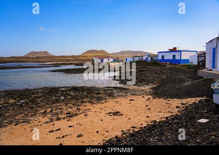 Kleines Fischerdorf Majanicho, isoliert im Norden von Fuerteventura auf den Kanarischen Inseln - verlassene Hütten, die um eine flache Bucht entlang der T gebaut wurden Stockfoto