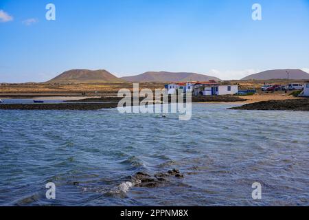 Kleines Fischerdorf Majanicho, isoliert im Norden von Fuerteventura auf den Kanarischen Inseln - verlassene Hütten, die um eine flache Bucht entlang der T gebaut wurden Stockfoto