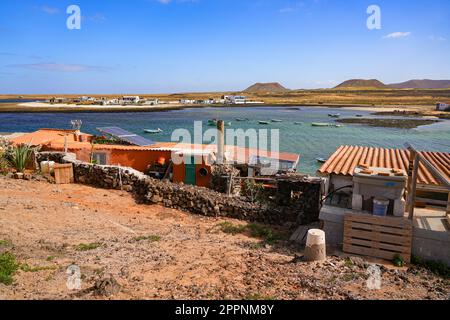 Kleines Fischerdorf Majanicho, isoliert im Norden von Fuerteventura auf den Kanarischen Inseln - verlassene Hütten, die um eine flache Bucht entlang der T gebaut wurden Stockfoto