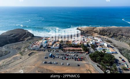 Luftaufnahme des kleinen Dorfes Ajuy am Meer an der Westküste von Fuerteventura auf den Kanarischen Inseln, Spanien Stockfoto