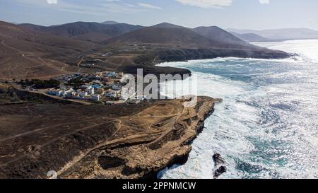 Luftaufnahme des kleinen Dorfes Ajuy am Meer an der Westküste von Fuerteventura auf den Kanarischen Inseln, Spanien Stockfoto