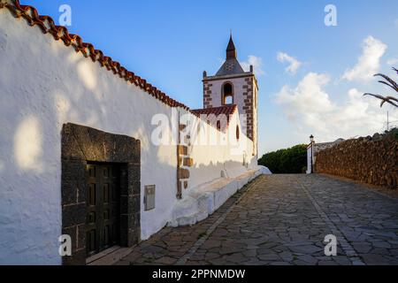 Juan Bethencourt Fußgängerzone hinter der Kirche der Heiligen Maria von Betancuria in der ehemaligen Hauptstadt der Insel Fuerteventura im C Stockfoto