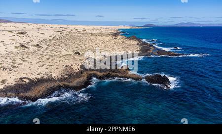 Luftaufnahme der felsigen Küste des Naturparks Corralejo im Norden von Fuerteventura auf den Kanarischen Inseln, Spanien - Wüstenlandschaft Stockfoto