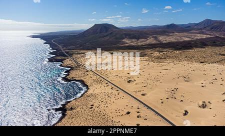 Luftaufnahme der Dünen des Naturparks Corralejo im Norden von Fuerteventura auf den Kanarischen Inseln, Spanien - Wüstenlandschaft in der A Stockfoto