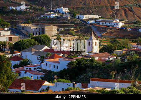 Luftaufnahme der Kirche der Heiligen Maria von Betancuria in der ehemaligen Hauptstadt der Insel Fuerteventura auf den Kanarischen Inseln, Spanien Stockfoto