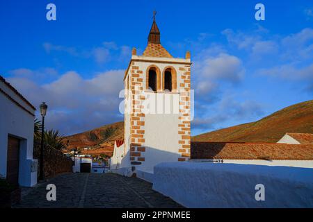 Blick auf den Glockenturm der Kirche Heilige Maria von Betancuria von der Fußgängerzone Juan Bethencourt in der ehemaligen Hauptstadt der Insel Fu Stockfoto