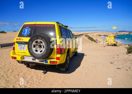 Moro Beach im Naturpark Corralejo im Norden der Insel Fuerteventura auf den Kanarischen Inseln, Spanien - Gelber Rettungswagen parkt auf dem san Stockfoto