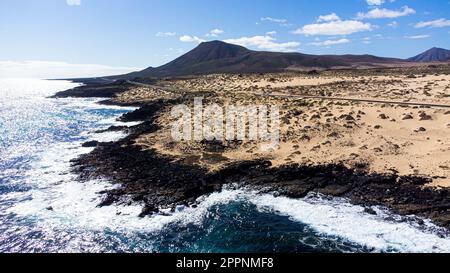 Luftaufnahme der felsigen Küste des Naturparks Corralejo im Norden von Fuerteventura auf den Kanarischen Inseln, Spanien - Wüstenlandschaft Stockfoto