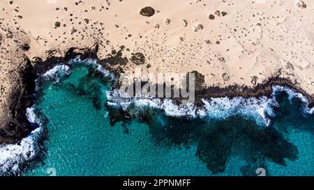 Luftaufnahme der felsigen Küste des Naturparks Corralejo im Norden von Fuerteventura auf den Kanarischen Inseln, Spanien - Wüstenlandschaft Stockfoto