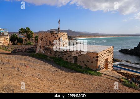 Alte Kalköfen aus Stein, bestehend aus einem runden Stufenturm mit Blick auf den Atlantischen Ozean außerhalb des Dorfes El Cotillo auf Fuerteventura Stockfoto