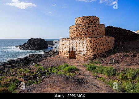 Alte Kalköfen aus Stein, bestehend aus einem runden Stufenturm mit Blick auf den Atlantischen Ozean außerhalb des Dorfes El Cotillo auf Fuerteventura Stockfoto