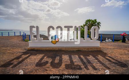 Hinterleuchtetes Willkommensschild bestehend aus riesigen Buchstaben, die den Namen der Stadt „El Cotillo“ bilden und gegenüber dem Atlantischen Ozean auf Fuerteventura Island in Canar liegen Stockfoto