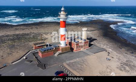 Luftaufnahme des Leuchtturms von El Toston an der Nordküste von Fuerteventura auf den Kanarischen Inseln, Spanien - rot-weiß gestreifter Leuchtturm Stockfoto