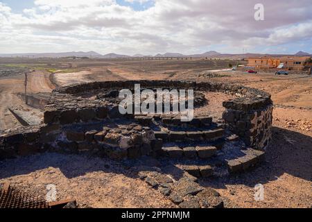 Verlassene Ruinen der Kalköfen von La Hondura, nördlich der Hauptstadt Puerto del Rosario auf der Insel Fuerteventura auf den Kanarischen Inseln, Spanien - Crum Stockfoto